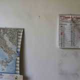 ...spicca un calendario del 2007, testimonianza di come da queste parti il tempo si sia fermato